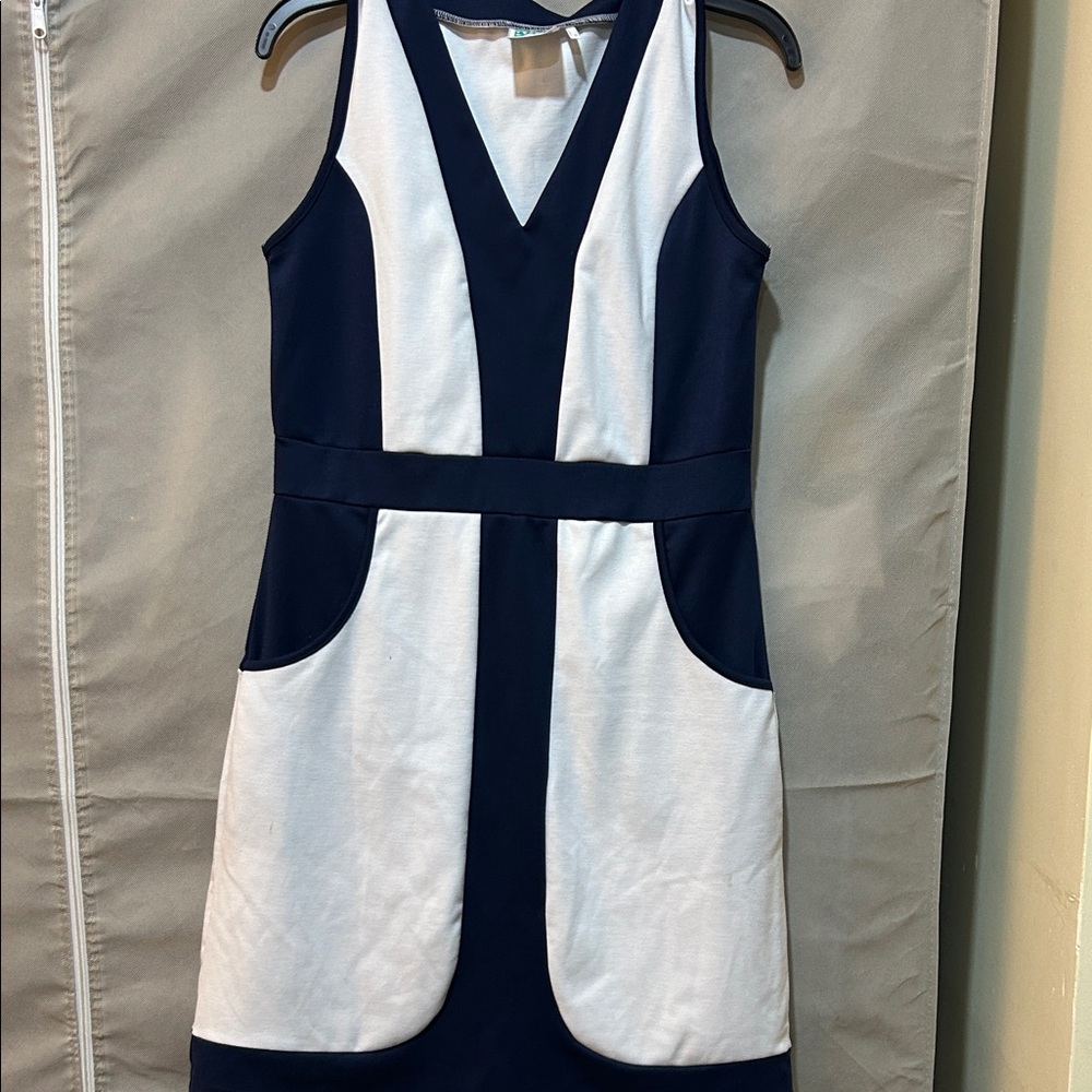 🔥 Vera Fishbaugh Stylish Navy and White Sleeveless Dress